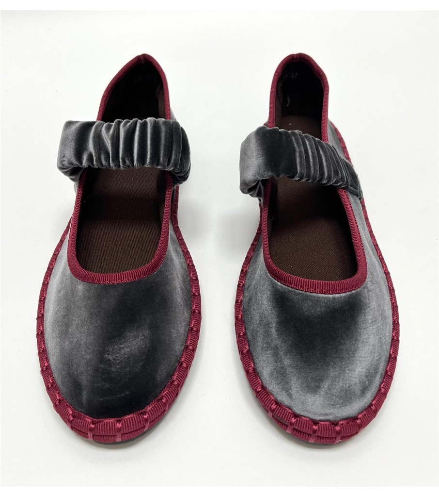 MANOLETINA JANA BURDEOS MANOLETINA JANA BURDEOS