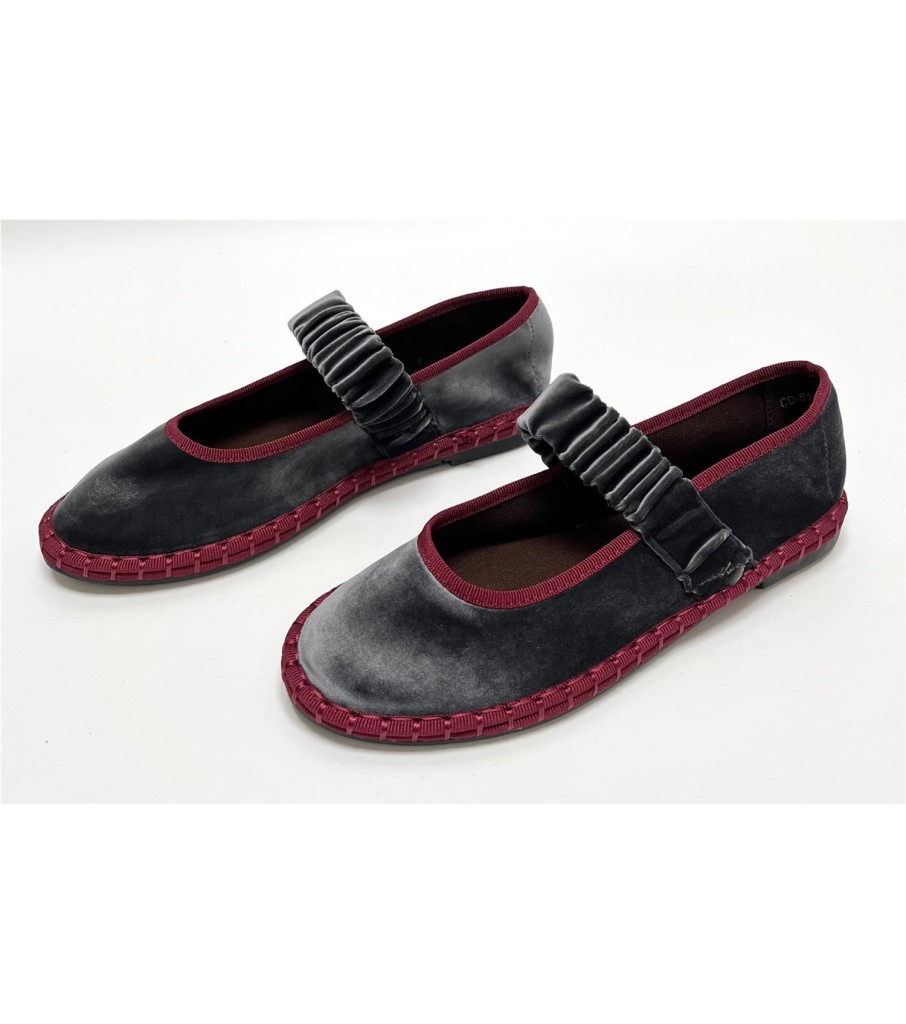 MANOLETINA JANA BURDEOS MANOLETINA JANA BURDEOS